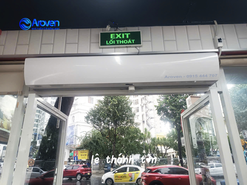 LẮP QUẠT CHẮN GIÓ CỬA RA VÀO CÓ LỢI ÍCH GÌ?