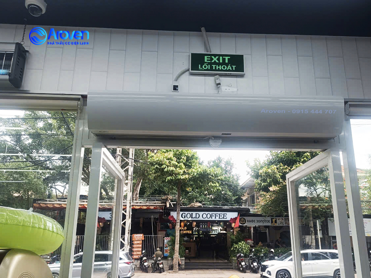 Aroven thi công lắp quạt chắn gió cửa ra vào