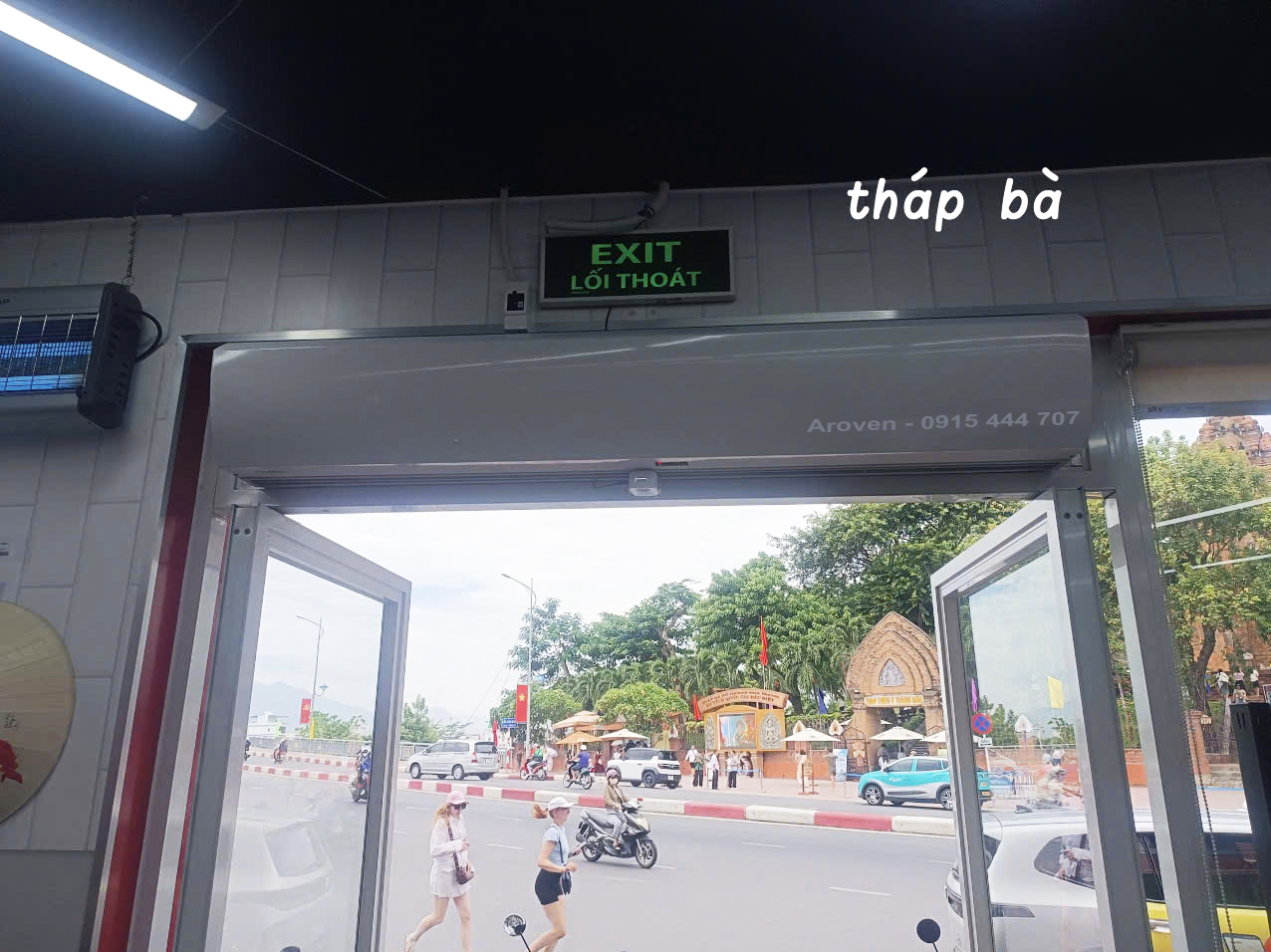 Aroven thi công lắp quạt chắn gió cửa ra vào